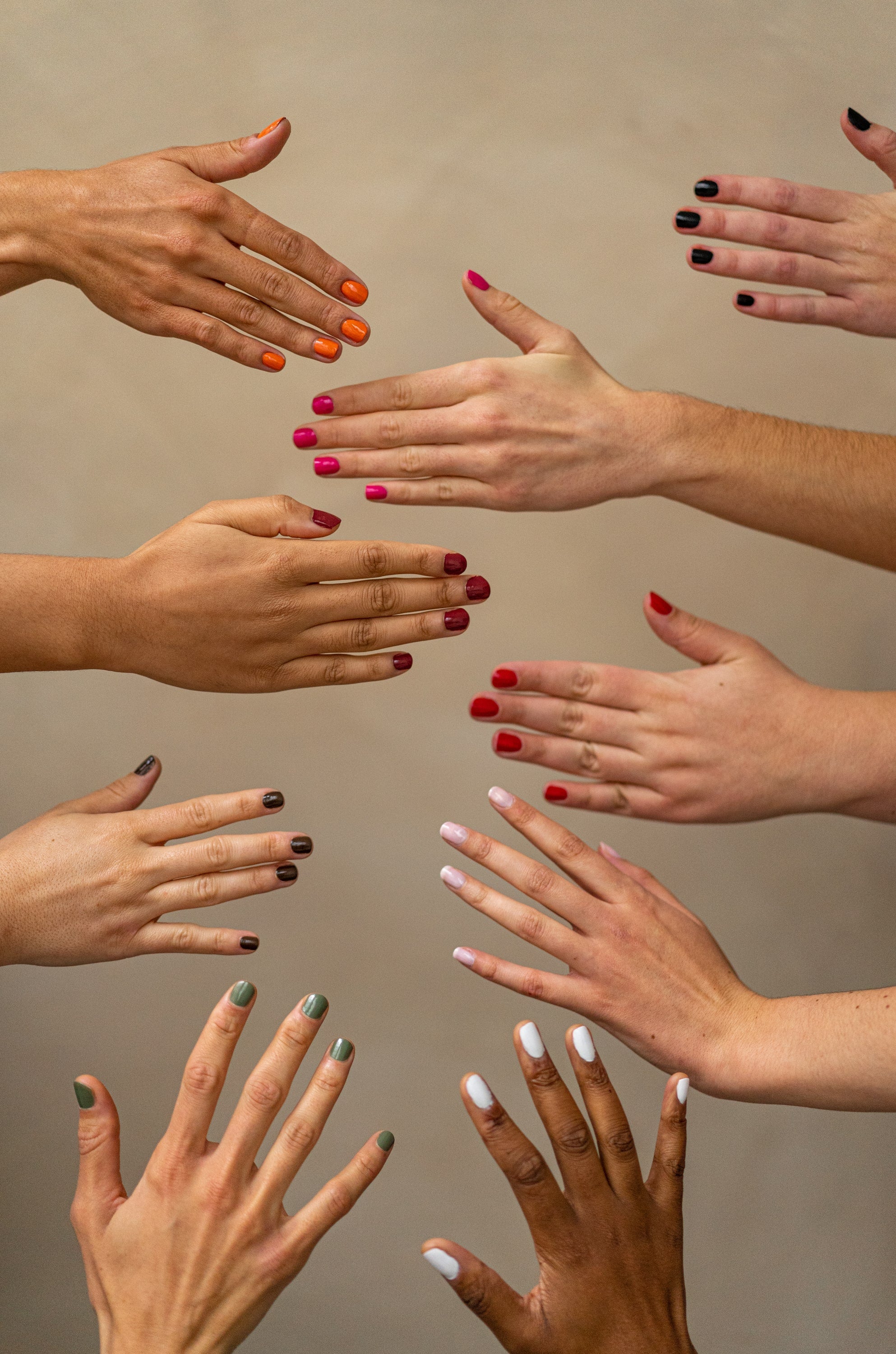 Les vernis, soins et coffrets d'Orelka montrés avec des mains dont les ongles sont colorés de vernis biosourcés
