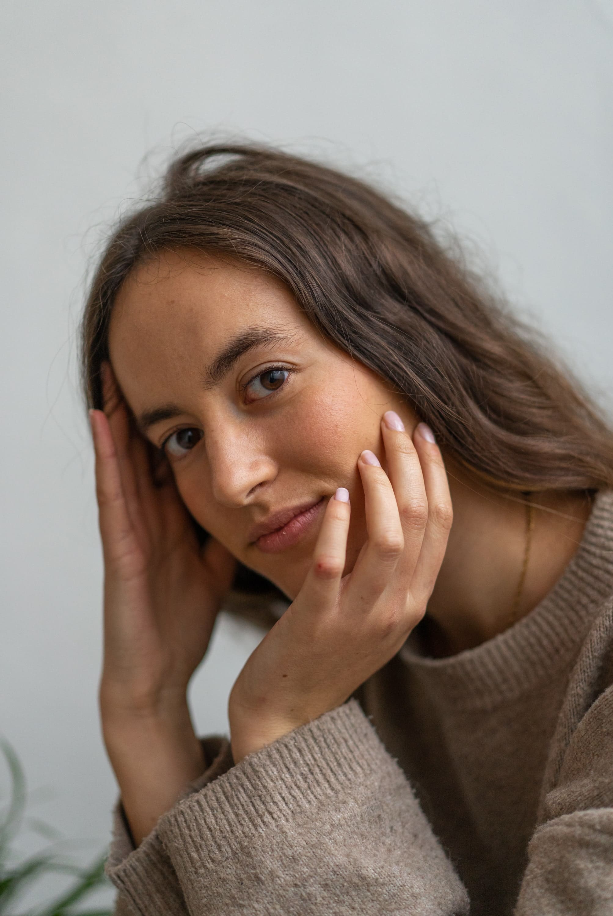 une femme pose avec du vernis rose pale bio sourcé