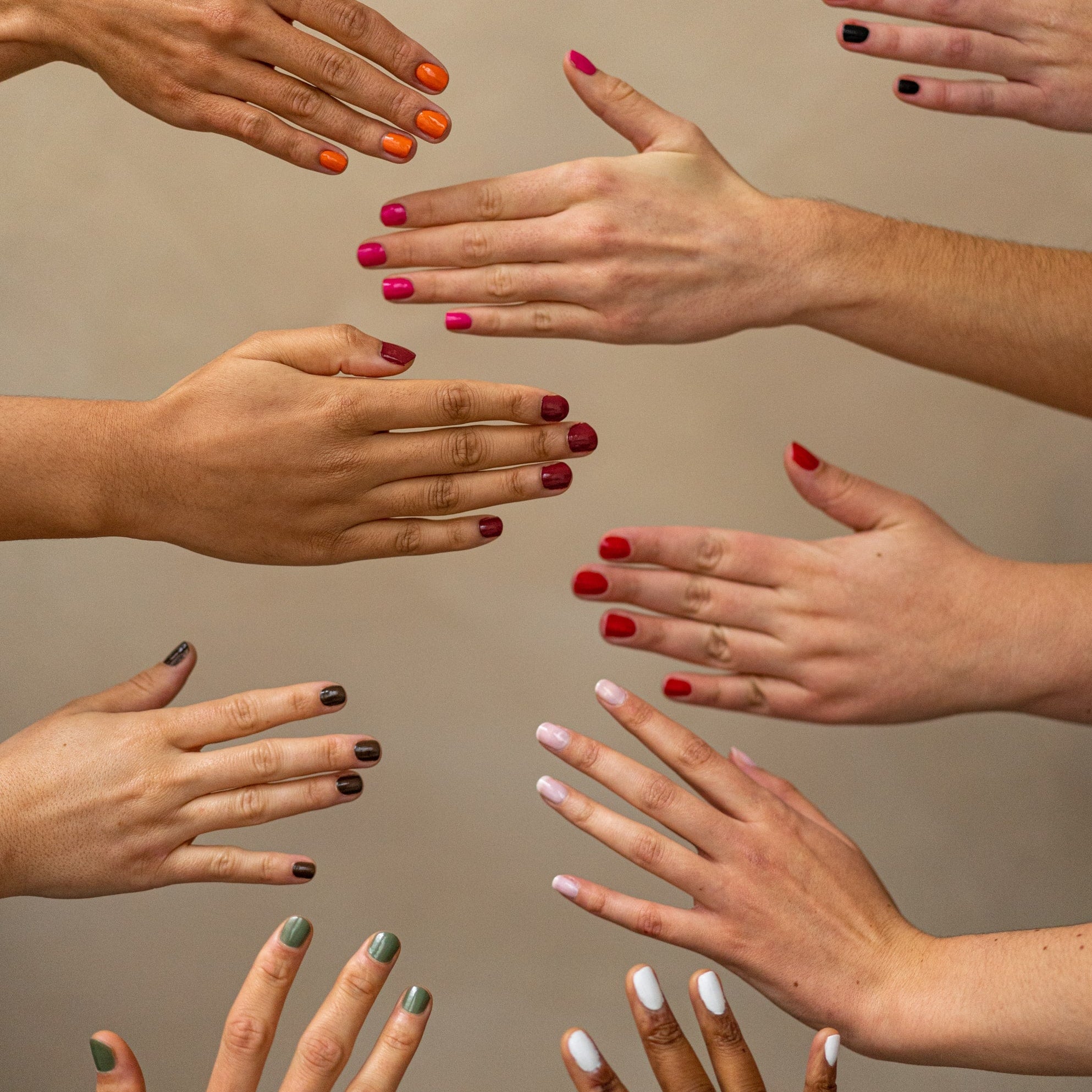 Les vernis, soins et coffrets d'Orelka montrés avec des mains dont les ongles sont colorés de vernis biosourcés