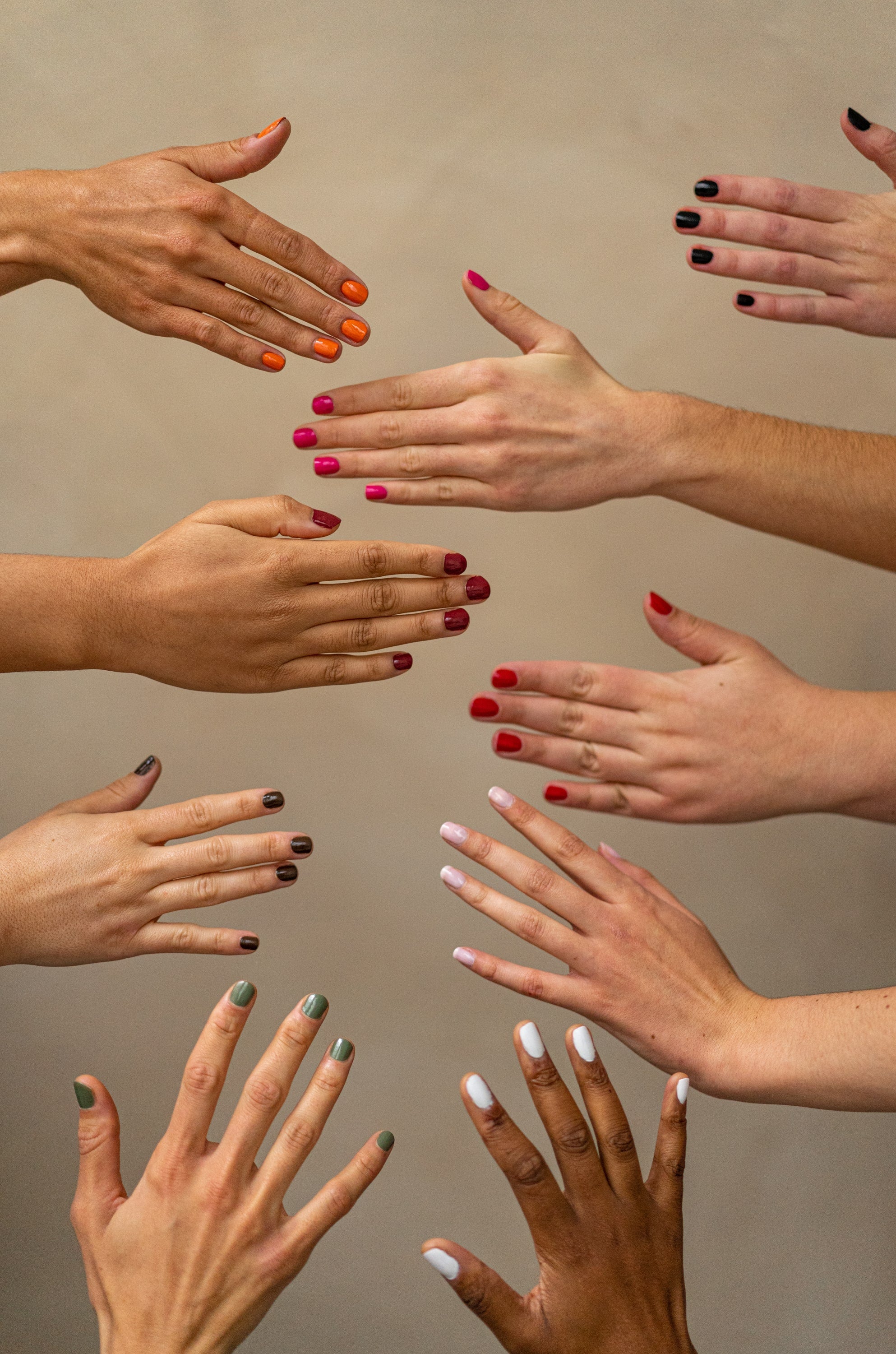 Les vernis, soins et coffrets d&#39;Orelka montrés avec des mains dont les ongles sont colorés de vernis biosourcés