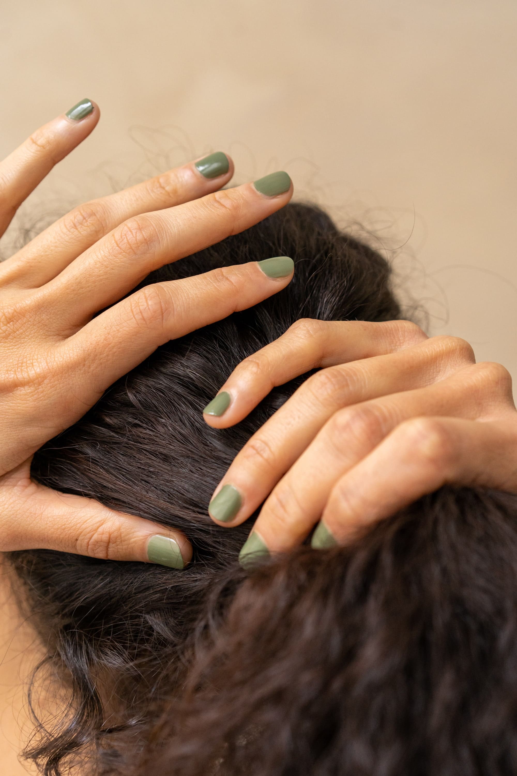 vernis vert posé sur des mains