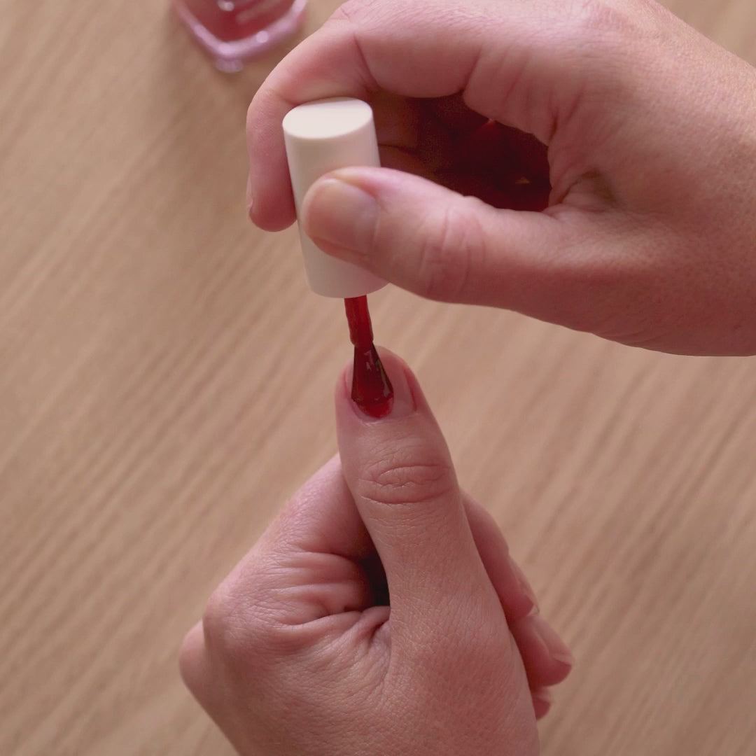 Pose de vernis a ongles Rouge